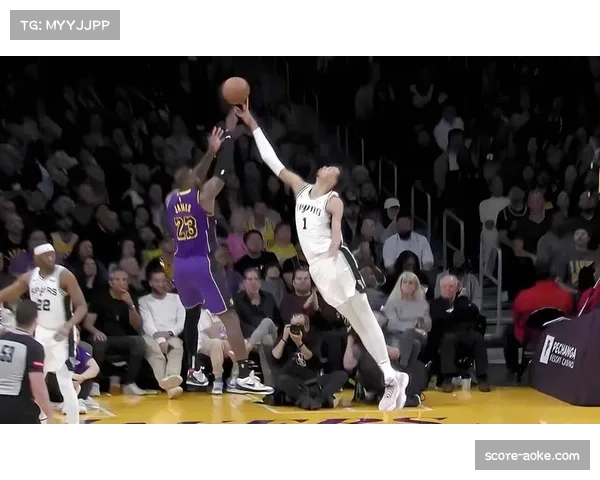 湖人三月攻防效率双前十 艾顿海斯内线组合提升护筐质量